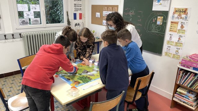 Les élèves au travail avec les robots Blue-bots